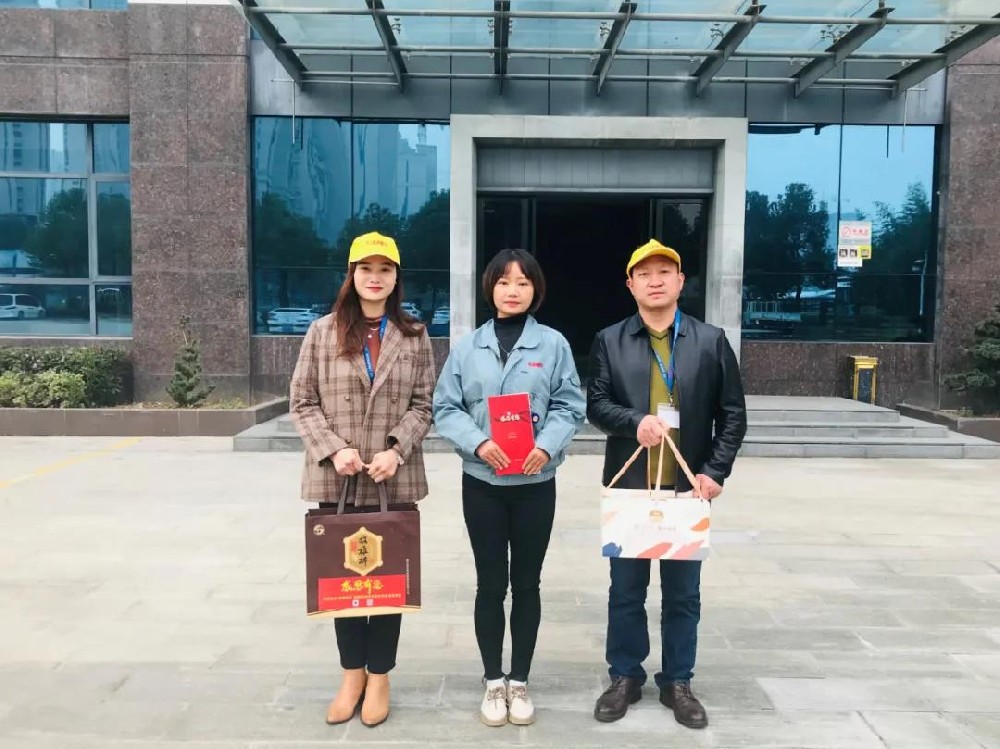 【雙雄醉贊助襄陽企業(yè)家暖心工程系列報(bào)道】中日龍（襄陽）機(jī)電技術(shù)開發(fā)黨支部書記胥艷，湖北嘉輻達(dá)節(jié)能科技董事長楊輝收到多方生