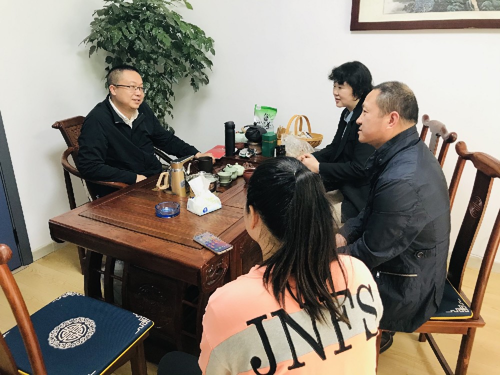 【雙雄醉贊助襄陽企業(yè)家暖心工程系列報(bào)道】天風(fēng)證券葉繼華總經(jīng)理、楚色傳媒楊勇總經(jīng)理、黃曉燕董事長、梅心樂董事長收到暖心生日