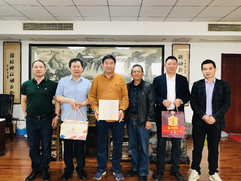 【雙雄醉贊助襄陽(yáng)企業(yè)家暖心工程系列報(bào)道】襄陽(yáng)市物流協(xié)會(huì)執(zhí)行會(huì)長(zhǎng)熊艷斌、元大糧油董事長(zhǎng)王龍?bào)w收到暖心生日祝福