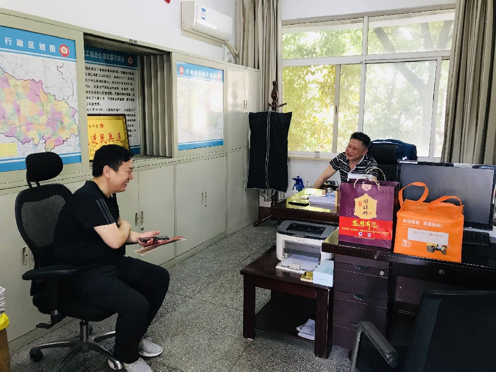 【雙雄醉贊助襄陽企業(yè)家暖心工程系列報道】龔志軍經(jīng)理、張華總經(jīng)理、胡艷書記、代理合伙人鄭道平收到暖心生日祝福