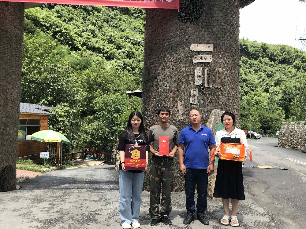 【雙雄醉贊助襄陽(yáng)企業(yè)家暖心工程系列報(bào)道】負(fù)責(zé)人張建武、董事長(zhǎng)梁曉軍、總經(jīng)理葉金明、總經(jīng)理陳佳收到暖心生日祝福
