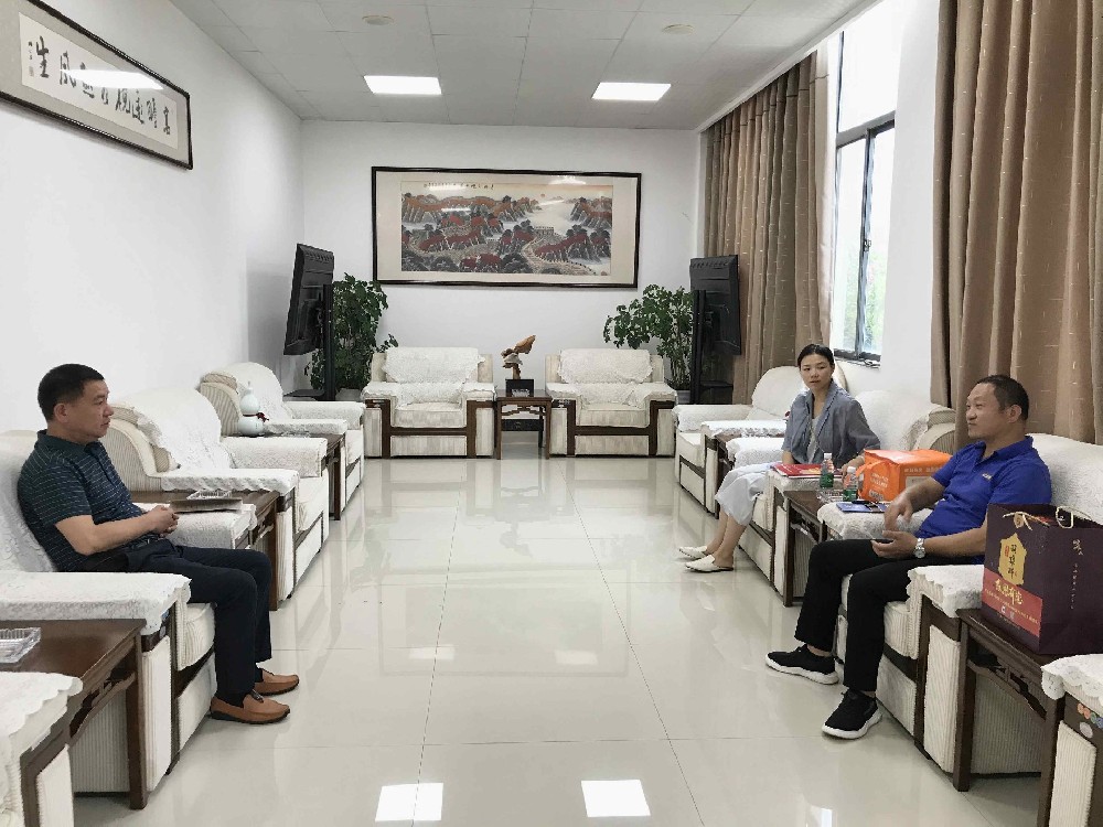 【雙雄醉贊助襄陽企業(yè)家暖心工程系列報道】中盛電氣黨委書記陳善軍、湖北新日電動車易必勇總經(jīng)理、食之味商貿(mào)曹莉董事長收到暖心