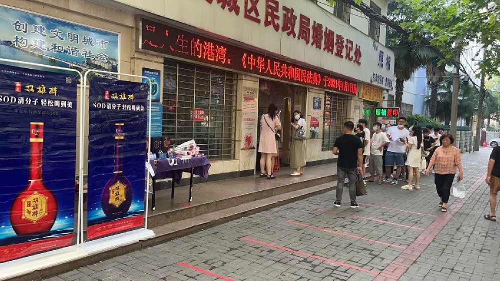 鮮花美酒贈新人，七夕佳節(jié)雙雄醉為百位新人送上甜蜜祝福