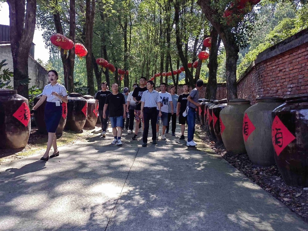 雙雄醉樊城區(qū)域核心客戶走進(jìn)心靈之旅，暢享健康游
