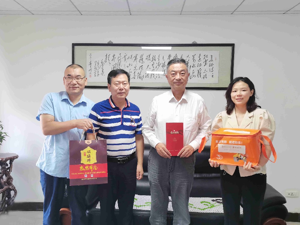 【雙雄醉贊助襄陽企業(yè)家暖心工程系列報道】企業(yè)家高文廣、趙樂成、劉曉燕、宋華偉收到暖心生日問候