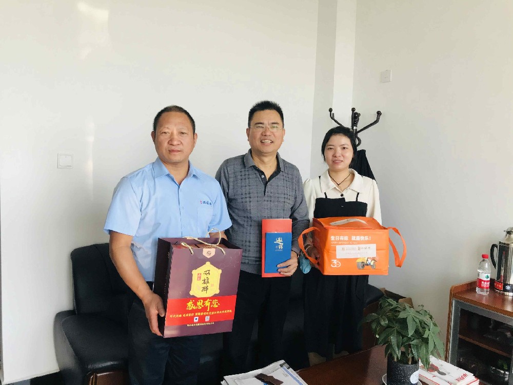 【雙雄醉贊助襄陽企業(yè)家暖心工程系列報道】企業(yè)家吳兆峰、張軍紅、林云光、任衛(wèi)忠收到暖心生日祝福